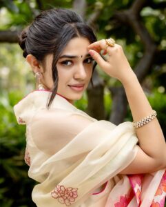 Krithi Shetty Instagram - #custody 🥰 
•
•
Styled by @tanishqmalhotraa
Wearing @rajiramniq
Photographer @kiransaphotography 
Earrings & Kadas by @ajewelsbyanmol
Ring by @aulerthofficial
Assited by @thestylethesaurus_ 
M & H @pinkylohar @kamaldeepss