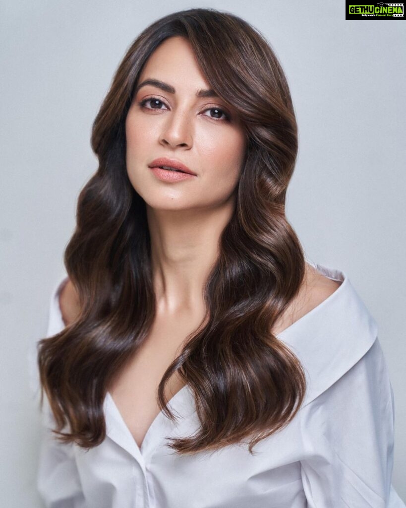 Kriti Kharbanda Instagram - A subtle & beautiful hair color is everyone’s love 🤍 I am so obsessed with my hair transformation with @lorealpro . It's their French Balayage which blends seamlessly and is super easy to maintain! 💫 Thanks to my @rohan_jagtap_ from @bespokesalon_in who helped me choose the right shade for my hair which is Classic Mocha 🤎 Visit the nearest L'Oréal Professionnel-partnered salon and get your personalized French Balayage 💕 #AD #FrenchBalayageIndia #MyFrenchBalayageIndia @lorealpro @lorealpro_education_india