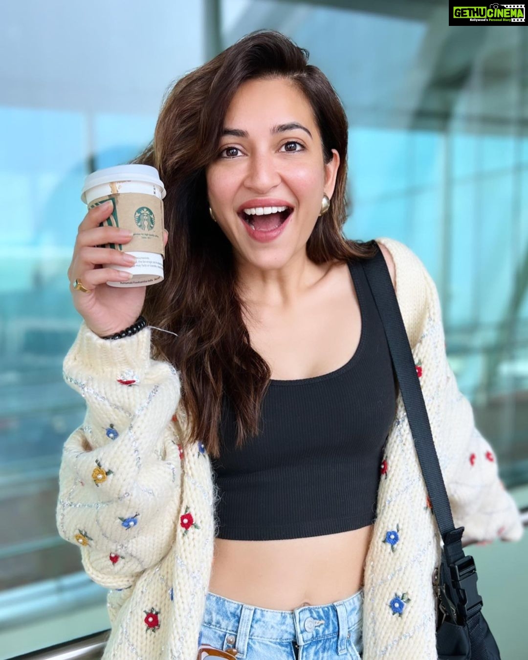Kriti Kharbanda Instagram - Canβt wait to witness #dillikisardi ! Mazaa aane wala hai! ππ . . πΈ @meenalpaliwal16 π . #coffeelover #thandamausamgaramcoffee #tuesdayvibes #kktravels #kriti
