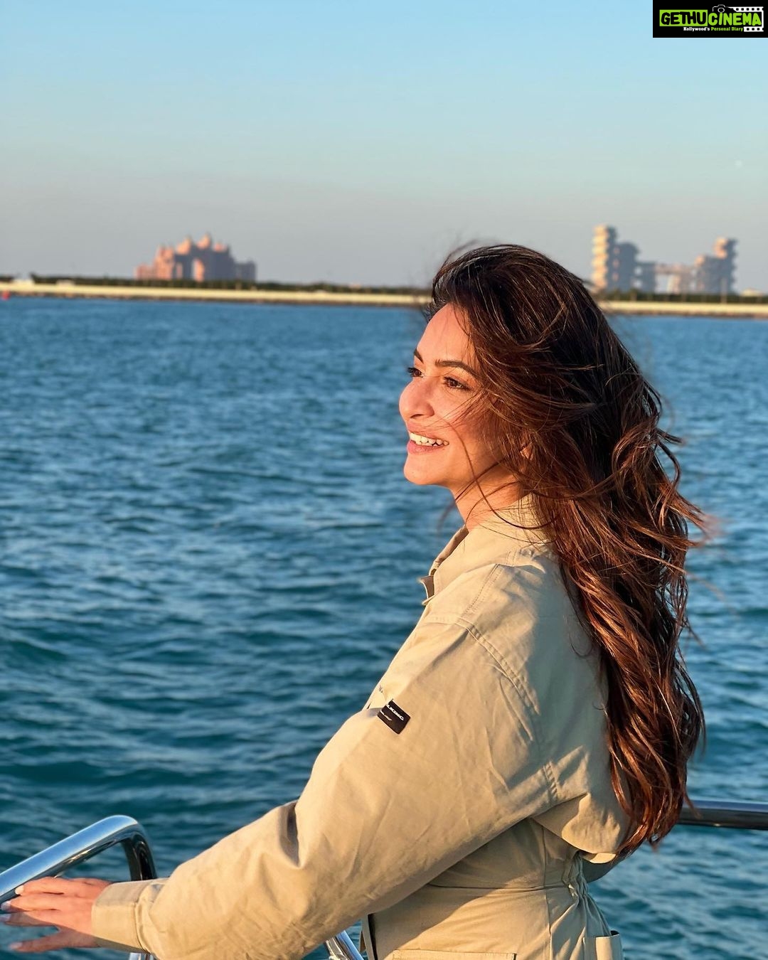 Kriti Kharbanda Instagram - #sunshinegirl #takemeback #saturdayvibes