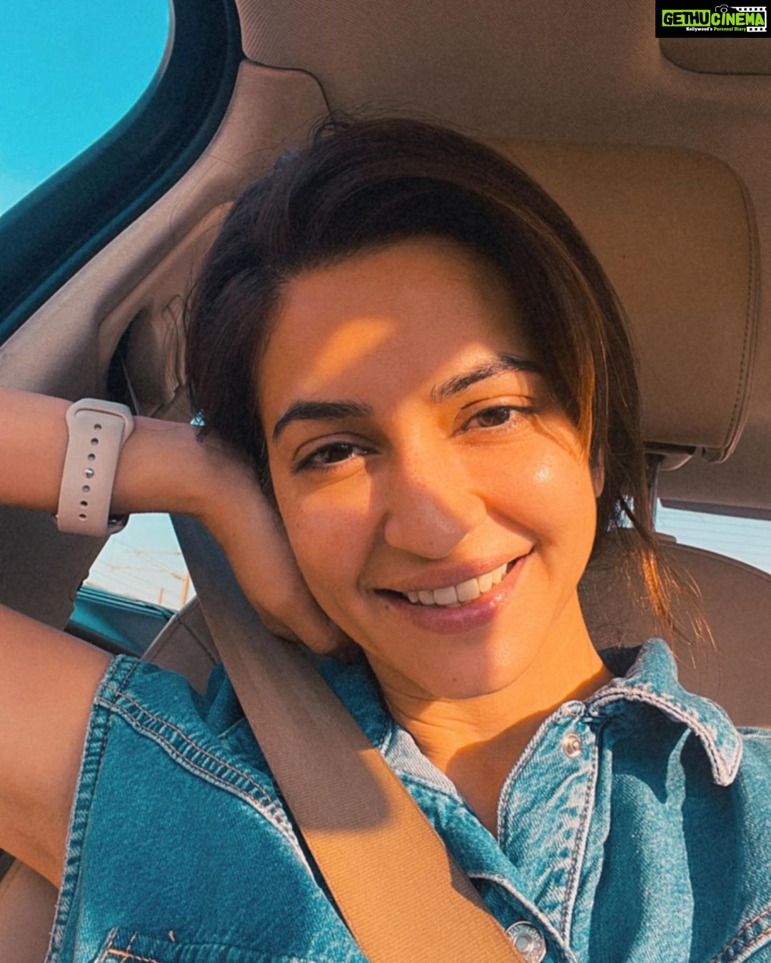 Kriti Kharbanda Instagram - The sun was being very kind. Had to pose! #carfie #sunshinegirl #alldayeveryday
