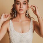 Kriti Kharbanda Instagram - Played dress up last night. It’s been a while since I worked so hard on a look. When I first came to mumbai, I did my own hair and makeup for most red carpet events. With time, as I grew, my career grew, i had lesser and lesser time to play dress up :) But I’m not complaining! Picking up the make up sponge last night, while I watched The Office, and laughed at micheal’s jokes, I felt so much joy. I was happy to be sitting in my little make up room, all by myself! Doing things for me! Things I love! And to top that, I got up from my chair, slipped into my outfit and felt like a total pataka! 😋 Hmu- yours truly :) Styling - @neharikajuneja Outfit - @riddhimabhasinofficial Shoes - @sko.store Earrings - @aquamarine_jewellery Styling intern - @hetvi_khandor Photography- @pauldavidmartinofficial #hairandmakeup #selflove #allaboutme #ootd