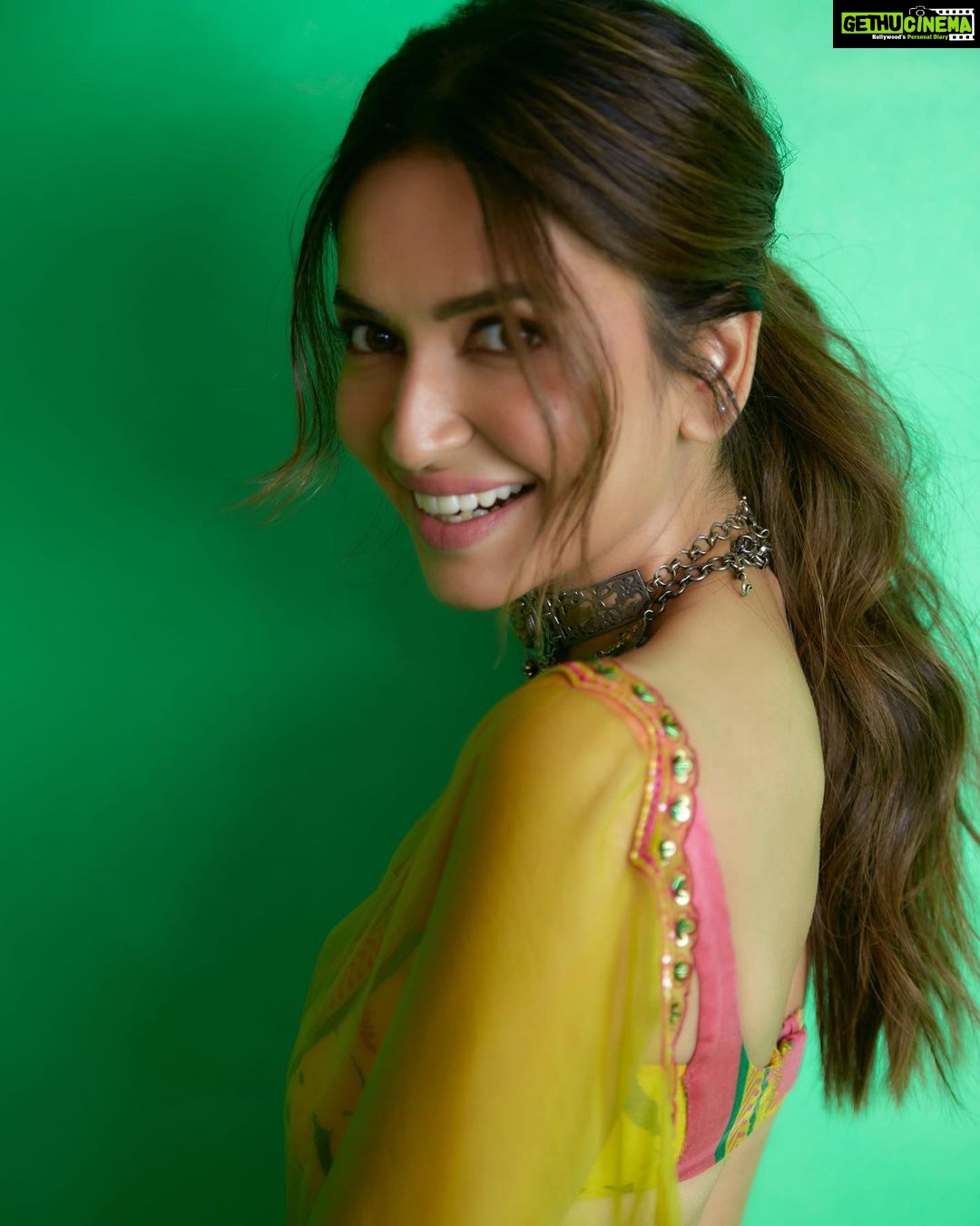 Kriti Kharbanda Instagram - Thodi see hassi! Thodi see khushi 💟💟 . . . #tbt #thursdays #laughteristhebestmedicine #worldlaughterday