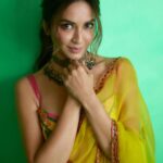 Kriti Kharbanda Instagram - Inn aankhon ki masti ke… . . #ootd #mondaymotivation #immamood