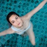 Kriti Kharbanda Instagram – Jal-pari 💎💙
.
.
.
#waterbaby #throwbackthursday 
#travel