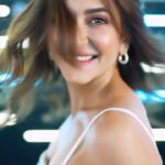 Kriti Kharbanda Instagram - #Sponsored Let me give you a quick recap to my day with @lorealpro at their Scalp BeautyVerse Event!! My scalp care is in best hands thanks to @vivek_shyam_bhatia from @very_v_salon As seen in my previous reel, my hair expert recommended me Scalp Advanced Anti Discomfort Range after a personalised diagnosis Learnt about all the science behind the newly launched Scalp Advanced range and how each ingredient works so well different scalp concerns My favourite part was learning about the extraction process and taking in the soothing aromas of the ingredients😍 Definitely recommend you to try the Scalp Advanced range 💙 #BreakTheCycle #NewStartAhead #ScalpAdvanced @lorealpro_education_india @lorealpro