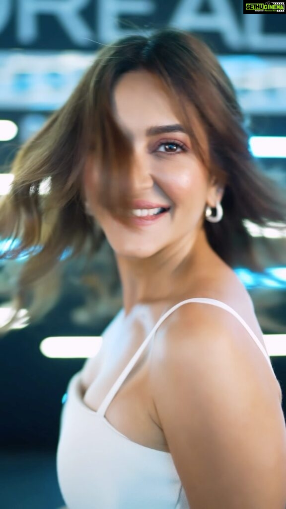 Kriti Kharbanda Instagram - #Sponsored Let me give you a quick recap to my day with @lorealpro at their Scalp BeautyVerse Event!! My scalp care is in best hands thanks to @vivek_shyam_bhatia from @very_v_salon As seen in my previous reel, my hair expert recommended me Scalp Advanced Anti Discomfort Range after a personalised diagnosis Learnt about all the science behind the newly launched Scalp Advanced range and how each ingredient works so well different scalp concerns My favourite part was learning about the extraction process and taking in the soothing aromas of the ingredients😍 Definitely recommend you to try the Scalp Advanced range 💙 #BreakTheCycle #NewStartAhead #ScalpAdvanced @lorealpro_education_india @lorealpro