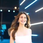 Kriti Kharbanda Instagram - #Sponsored Come with me as I attend a one of kind event by @lorealpro 😍 The Scalp Advanced Beauty Verse Event was totally an immersive experience! My hair expert @vivek_shyam_bhatia from @very_v_salon took me through the entire experience and did a detailed diagnosis for my scalp! I was recommended Scalp Advanced Anti-Discomfort Range for my sensitive scalp which has Niacinamide which nourishes the scalp and provides upto 83% instant soothing in one use! Love how the products are backed by so much science❤️ There is so much more I experienced at the event, so watch this space for more!! #BreakTheCycle #NewStartAhead #ScalpAdvanced @lorealpro_education_india @lorealpro