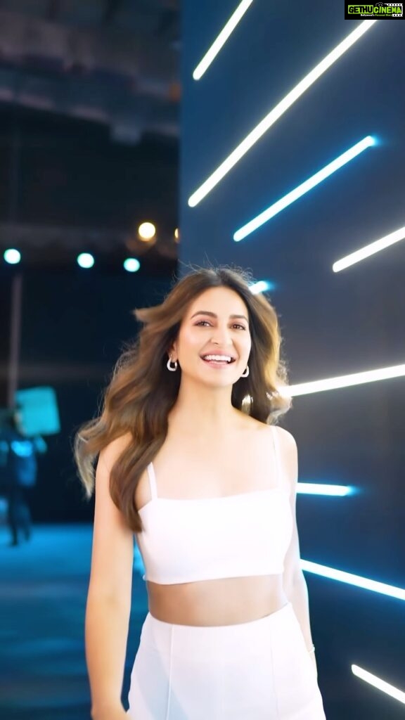 Kriti Kharbanda Instagram - #Sponsored Come with me as I attend a one of kind event by @lorealpro 😍 The Scalp Advanced Beauty Verse Event was totally an immersive experience! My hair expert @vivek_shyam_bhatia from @very_v_salon took me through the entire experience and did a detailed diagnosis for my scalp! I was recommended Scalp Advanced Anti-Discomfort Range for my sensitive scalp which has Niacinamide which nourishes the scalp and provides upto 83% instant soothing in one use! Love how the products are backed by so much science❤️ There is so much more I experienced at the event, so watch this space for more!! #BreakTheCycle #NewStartAhead #ScalpAdvanced @lorealpro_education_india @lorealpro