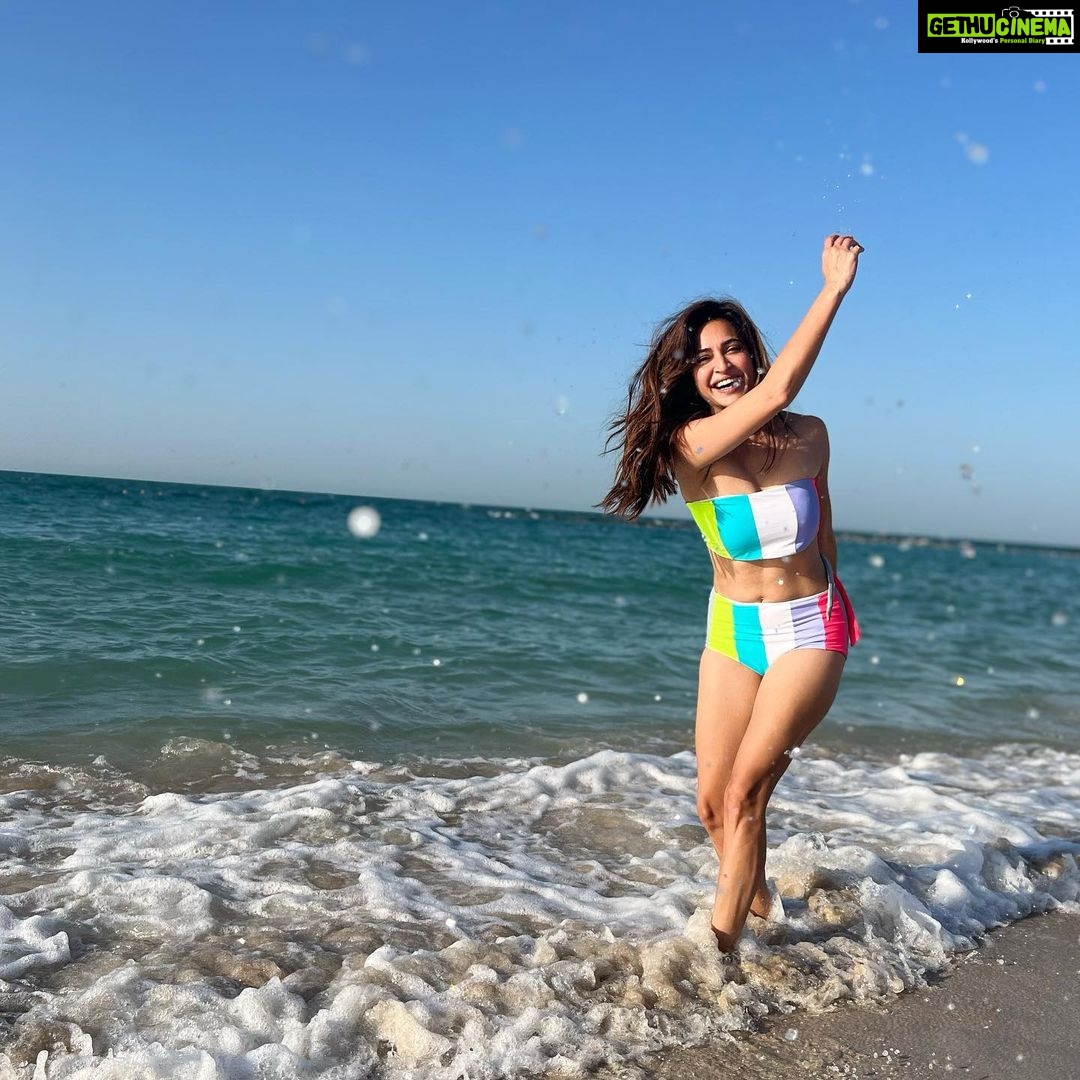 Kriti Kharbanda Instagram - Dancing away those #mondayblues ! ππ§Ώπ