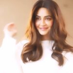 Kriti Kharbanda Instagram - #Collab So I decided to try the all new renovated @lorealparis Extraordinary Oil Serum and I absolutely love how my hair feels! I love that it helps eliminate the frizz completely and also helps protect against UV, humidity and pollution. Infused with the goodness of 6 different floral oils, this serum makes my hair 30% stronger and provides 24H shine and softness! #ExOilSerumToShine @amazonfashionin #ExOilSerum #LorealParis