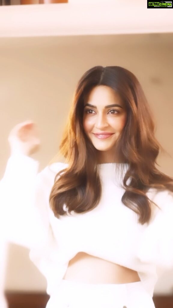 Kriti Kharbanda Instagram - #Collab So I decided to try the all new renovated @lorealparis Extraordinary Oil Serum and I absolutely love how my hair feels! I love that it helps eliminate the frizz completely and also helps protect against UV, humidity and pollution. Infused with the goodness of 6 different floral oils, this serum makes my hair 30% stronger and provides 24H shine and softness! #ExOilSerumToShine @amazonfashionin #ExOilSerum #LorealParis
