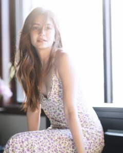 Kriti Kharbanda Instagram - Soaking in the sun! ☀️💛
.
. 
. 
#sunshinegirl #soakupthesun #homeiswheretheheartis