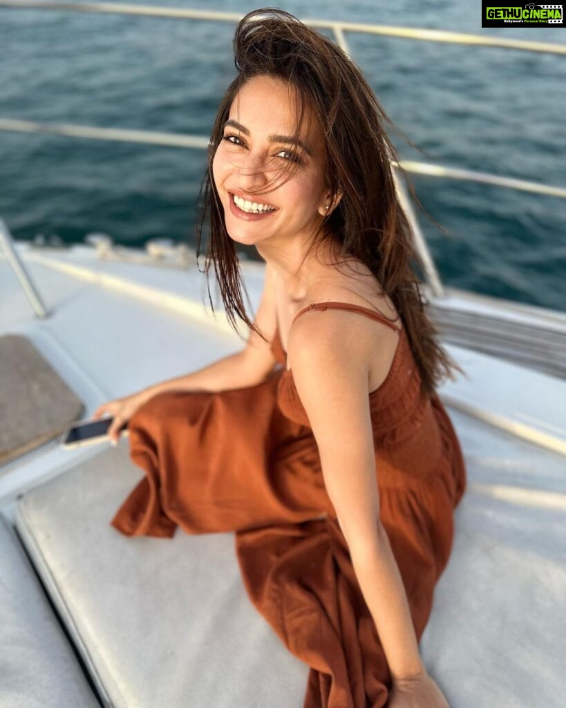 Kriti Kharbanda Instagram - To the week that was :) I soaked up the sun, played in the sand and smiled. A lot. 💟💟💟 . . . #weekendvibes #takemeback #sunshinegirl