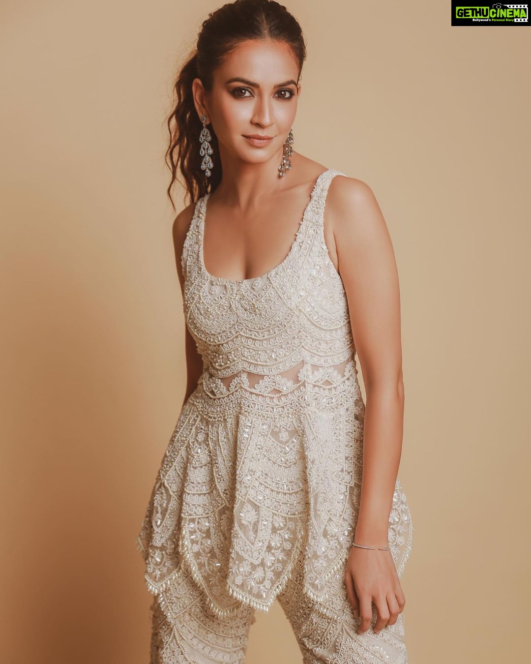 Kriti Kharbanda Instagram - Played dress up last night. It’s been a while since I worked so hard on a look. When I first came to mumbai, I did my own hair and makeup for most red carpet events. With time, as I grew, my career grew, i had lesser and lesser time to play dress up :) But I’m not complaining! Picking up the make up sponge last night, while I watched The Office, and laughed at micheal’s jokes, I felt so much joy. I was happy to be sitting in my little make up room, all by myself! Doing things for me! Things I love! And to top that, I got up from my chair, slipped into my outfit and felt like a total pataka! 😋 Hmu- yours truly :) Styling - @neharikajuneja Outfit - @riddhimabhasinofficial Shoes - @sko.store Earrings - @aquamarine_jewellery Styling intern - @hetvi_khandor Photography- @pauldavidmartinofficial #hairandmakeup #selflove #allaboutme #ootd