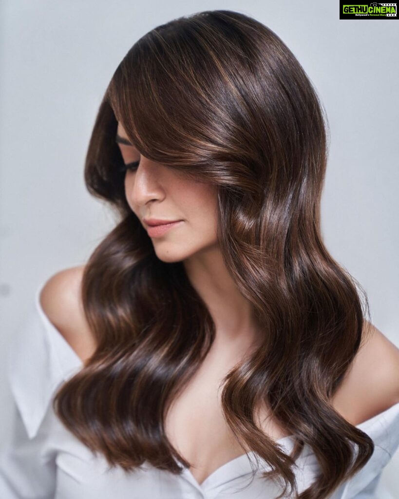Kriti Kharbanda Instagram - A subtle & beautiful hair color is everyone’s love 🤍 I am so obsessed with my hair transformation with @lorealpro . It's their French Balayage which blends seamlessly and is super easy to maintain! 💫 Thanks to my @rohan_jagtap_ from @bespokesalon_in who helped me choose the right shade for my hair which is Classic Mocha 🤎 Visit the nearest L'Oréal Professionnel-partnered salon and get your personalized French Balayage 💕 #AD #FrenchBalayageIndia #MyFrenchBalayageIndia @lorealpro @lorealpro_education_india