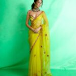 Kriti Kharbanda Instagram - 💚💚💚 Make up @heemaadattaani Hair @sajzdot Photographer @kadamajay Styling @theanisha Wearing @baisegaba Jewellery @koharbykanika #mondaymotivation #sareenotsorry #desivibes