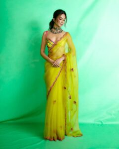 Kriti Kharbanda Instagram - 💚💚💚

Make up @heemaadattaani 
Hair @sajzdot 
Photographer @kadamajay 
Styling @theanisha 
Wearing @baisegaba 
Jewellery @koharbykanika 

#mondaymotivation #sareenotsorry 
#desivibes