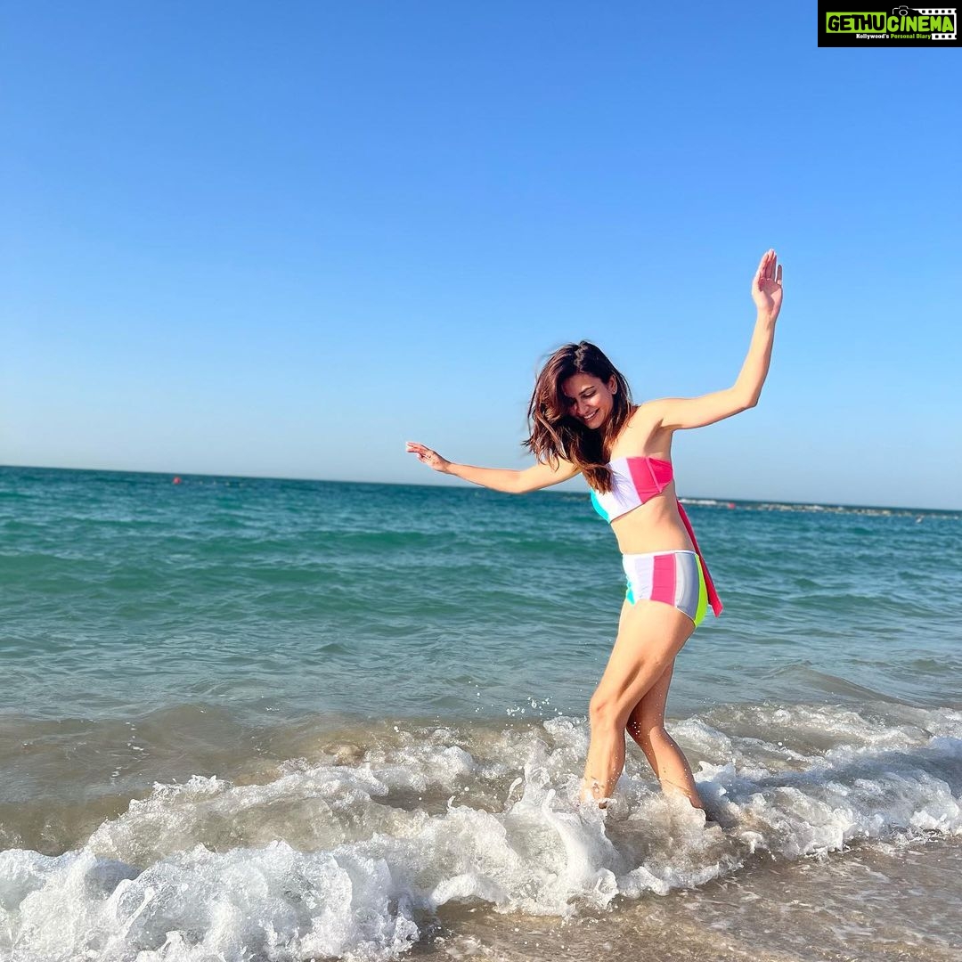 Kriti Kharbanda Instagram - Dancing away those #mondayblues ! ππ§Ώπ