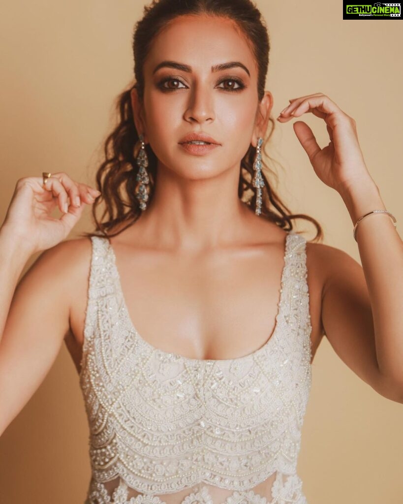 Kriti Kharbanda Instagram - Played dress up last night. It’s been a while since I worked so hard on a look. When I first came to mumbai, I did my own hair and makeup for most red carpet events. With time, as I grew, my career grew, i had lesser and lesser time to play dress up :) But I’m not complaining! Picking up the make up sponge last night, while I watched The Office, and laughed at micheal’s jokes, I felt so much joy. I was happy to be sitting in my little make up room, all by myself! Doing things for me! Things I love! And to top that, I got up from my chair, slipped into my outfit and felt like a total pataka! 😋 Hmu- yours truly :) Styling - @neharikajuneja Outfit - @riddhimabhasinofficial Shoes - @sko.store Earrings - @aquamarine_jewellery Styling intern - @hetvi_khandor Photography- @pauldavidmartinofficial #hairandmakeup #selflove #allaboutme #ootd