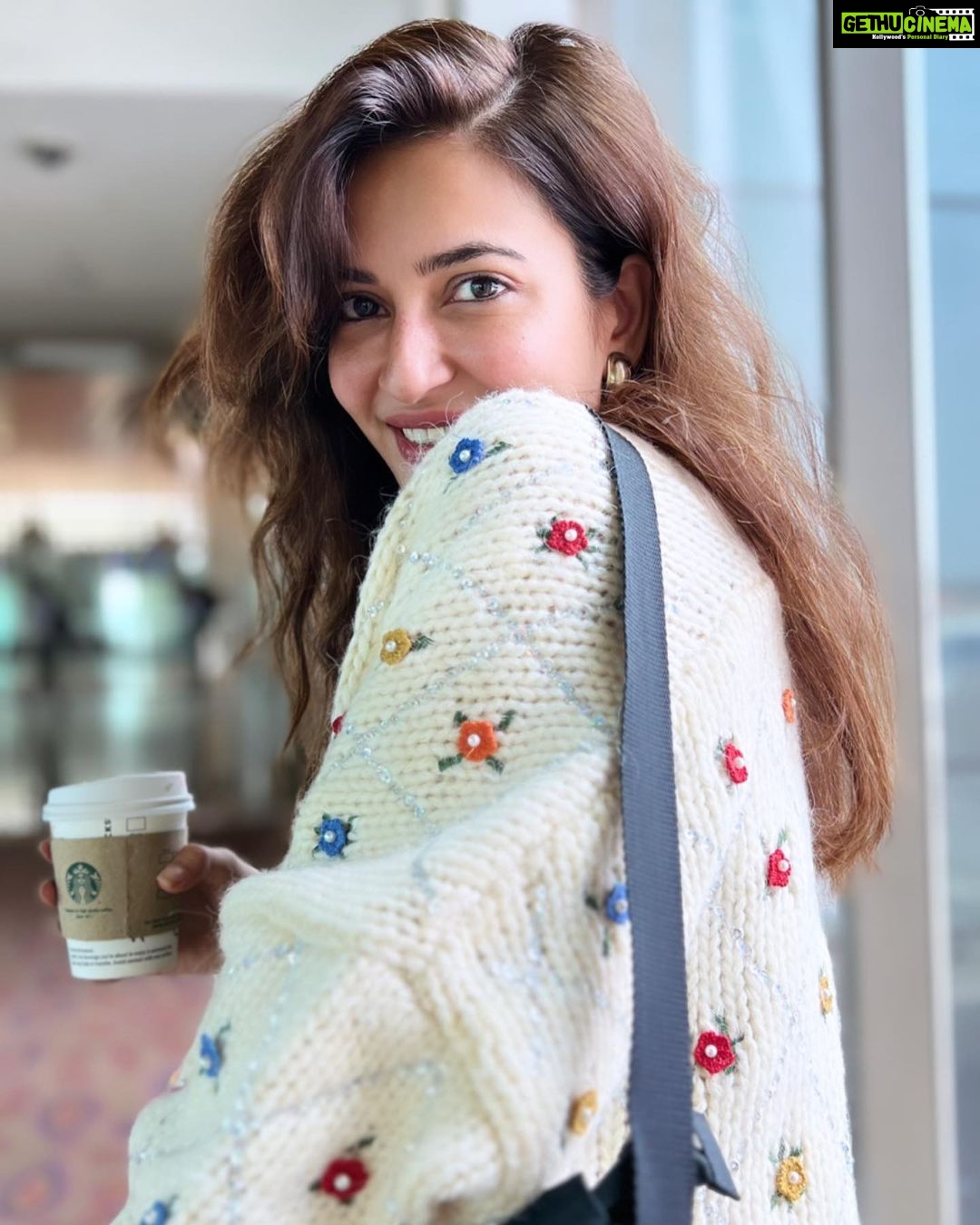 Kriti Kharbanda Instagram - Canβt wait to witness #dillikisardi ! Mazaa aane wala hai! ππ . . πΈ @meenalpaliwal16 π . #coffeelover #thandamausamgaramcoffee #tuesdayvibes #kktravels #kriti