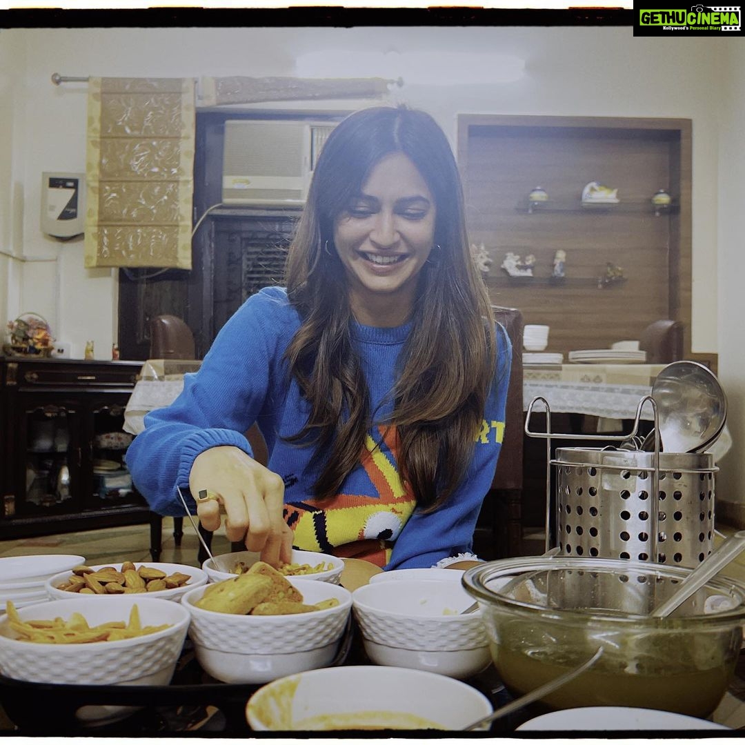 Kriti Kharbanda Instagram - The perfect answer to #mondayblues 😂😂 Pani puri makes life better!! U agree!?! . . #nanikaghar #whatmondayblues #panipuri #golgappe #mondaymotivation #dillikisardi