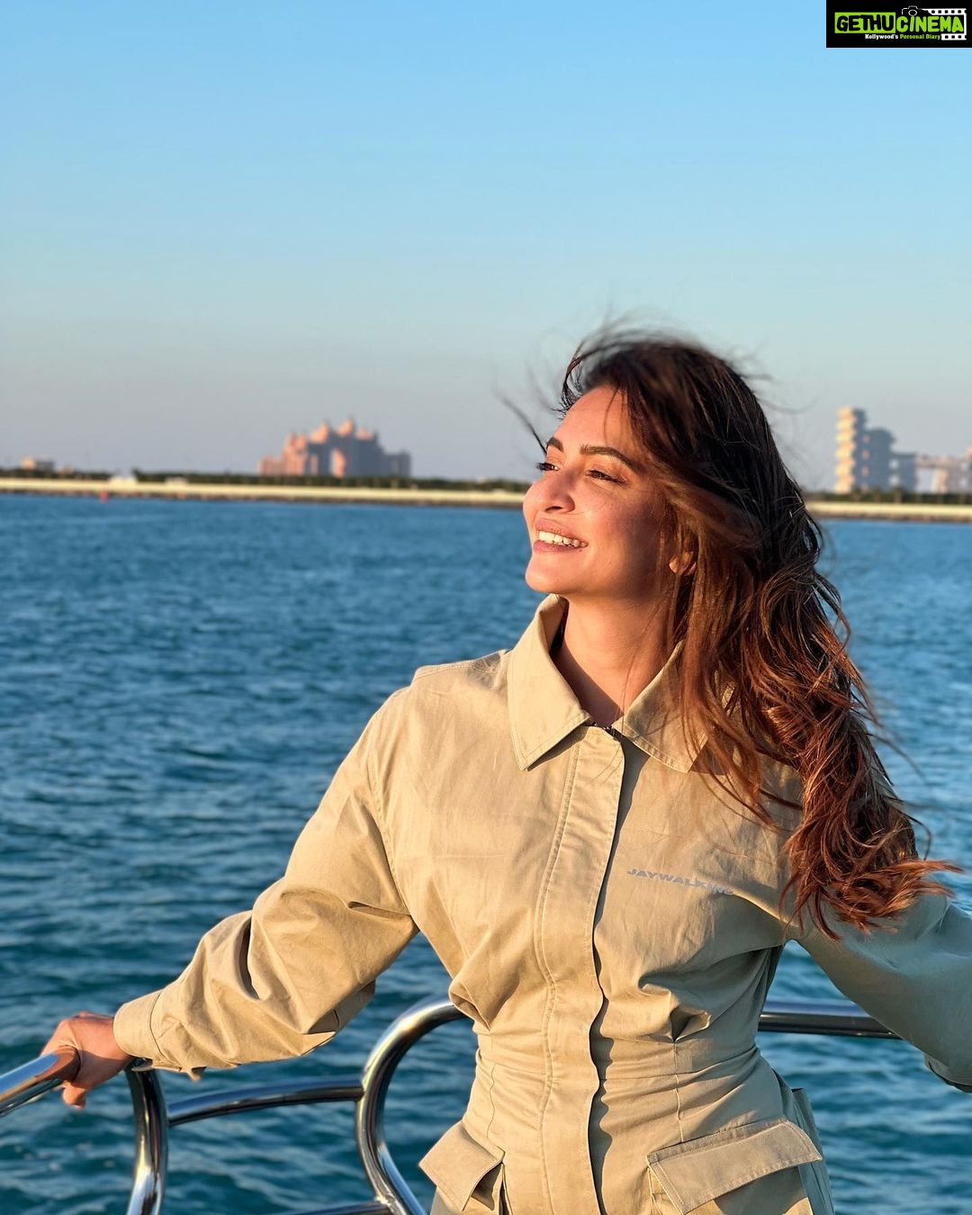 Kriti Kharbanda Instagram - #sunshinegirl #takemeback #saturdayvibes