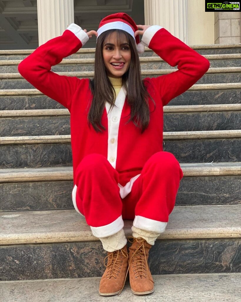 Kriti Kharbanda Instagram - Merry Christmas! 🌲♥️ Best time of the year :) . . , . #santaclausiscomingtotown #merrychristmas #thissantalovescricket