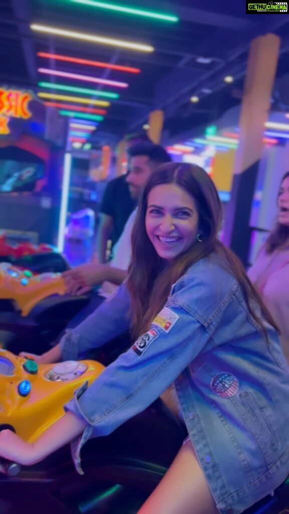 Kriti Kharbanda Instagram - Darr ke aagey, jeet hai 👻👻 . . . My love for arcade games grew in my teenage years. I would find myself gravitating towards these arcades on a bad day or whenever I wanted some “me” time. I found magic, happiness in solitude and just loved the competition. It wasn’t just about wining, it was about challenging myself and doing better than I did before :) . . . Which game is your favourite!? Remix karo with my reel and tell me your story and why you love, what you love 💟 . . . #arcadegames #weekendvibes #reelkarofeelkaro