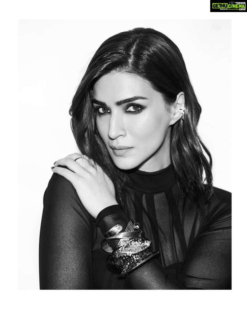 Kriti Sanon Instagram - Thank You @htcity for HT India’s Most Stylish (Popular Choice)! 🖤🤍 Totally goes to my team : @sukritigrover @adrianjacobsofficial @aasifahmedofficial Thank you guys for adding glamour to my life and more for being my constants!! I love you guys ♥️♥️ forever!! #BestTeam #KrackTeam
