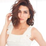 Kriti Sanon Instagram - 🤍🤍 @zimmermann Stylist @tanghavri Makeup @adrianjacobsofficial Hair @nikitamenon1 📸: @tejasnerurkarr