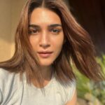 Kriti Sanon Instagram – Gimme some Sun ☀️ (& Sunscreen) and watch me glow! ✨ 

Happy Sunday Everyone! 🥰♥️☀️
#NoFilterNoMakeup