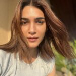 Kriti Sanon Instagram - Gimme some Sun ☀️ (& Sunscreen) and watch me glow! ✨ Happy Sunday Everyone! 🥰♥️☀️ #NoFilterNoMakeup