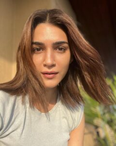 Kriti Sanon Instagram - Gimme some Sun ☀️ (& Sunscreen) and watch me glow! ✨ 

Happy Sunday Everyone! 🥰♥️☀️
#NoFilterNoMakeup