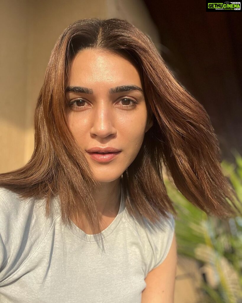 Kriti Sanon Instagram - Gimme some Sun ☀️ (& Sunscreen) and watch me glow! ✨ Happy Sunday Everyone! 🥰♥️☀️ #NoFilterNoMakeup