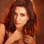 Kriti Sanon Instagram - If only letting go of one character and moving on to the next was as simple as chopping off my hair! 💇🏻‍♀️💋✌️ 🍷♥️