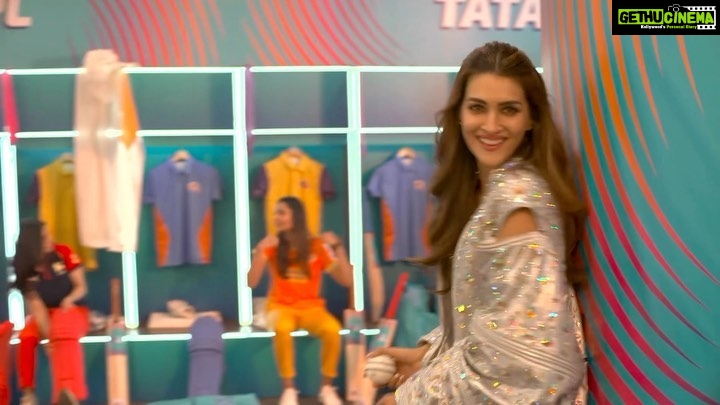 Kriti Sanon Instagram - “Aasmaan ka swaad hai, muddatton ke baad hai” It was an honour and a privilege to perform at the opening ceremony of the first ever Women’s Premier League! 💖 Cricket has always been looked as more of a male sport and I’m so happy and proud that the women cricketers are getting opportunities, platforms and validation that they have always deserved! WPL, which has been organised at a huge level and is being aired in 47 countries, is truly a symbol of change and progress. ♥️🙌🏻👏🏻 Thank you BCCI @wplt20 for making me a small part of the celebration of this change!! 😌✌️