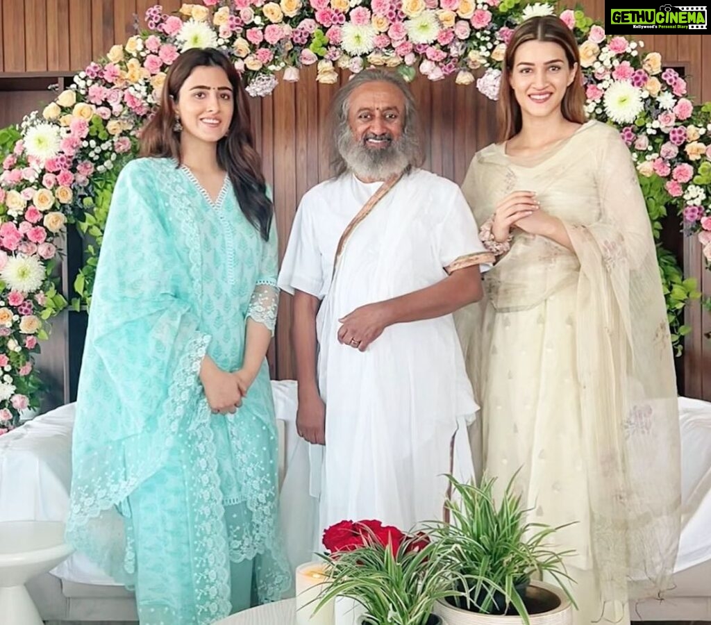 Kriti Sanon Instagram - I feel so fortunate and honoured to have met Gurudev Sri Sri Ravi Shankar in Mumbai . His smile, his energy and most importantly taking his blessings made us feel so loved. So thankful to have got time to share my thoughts with him and learn from him. Went back home with a calm mind and a happy heart. :) 😇💛 @srisriravishankar 🙏🏻