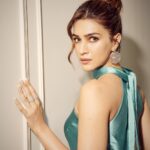 Kriti Sanon Instagram – Why be a wave, when you can be the entire ocean? 🌊 👗

In @galvanlondon
