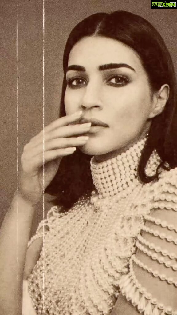 Kriti Sanon Instagram - Vintage Vibe! 1950s inspired Timeless Classic pearl and white story! My fav @manishmalhotra05 💖 @aasifahmedofficial @adrianjacobsofficial @sukritigrover @vanigupta.23