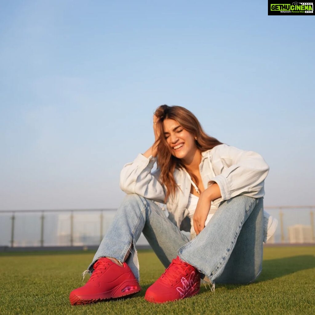 Kriti Sanon Instagram - Love is in the air ♥️💖 Ditching my 👠 for the most comfortable and iconic Skechers x JGoldcrown collab 👟 this Valentine’s! @Skechersindia #Skechersindia #JamesGoldCrown #Sneakerhead #Collab #SkechersAmbassador