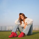 Kriti Sanon Instagram - Love is in the air ♥️💖 Ditching my 👠 for the most comfortable and iconic Skechers x JGoldcrown collab 👟 this Valentine’s! @Skechersindia #Skechersindia #JamesGoldCrown #Sneakerhead #Collab #SkechersAmbassador