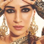 Kriti Sanon Instagram - Every Banarasi saree has a story specially when it ends up in a gown & cape! ♠️💛🖤 Outfit @monishajaising HMU- @aasifahmedofficial @kavyesharmaofficial Styled by - @sukritigrover Styling Team- @vanigupta.23 📸- @kunalgupta91