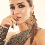 Kriti Sanon Instagram - Every Banarasi saree has a story specially when it ends up in a gown & cape! ♠️💛🖤 Outfit @monishajaising HMU- @aasifahmedofficial @kavyesharmaofficial Styled by - @sukritigrover Styling Team- @vanigupta.23 📸- @kunalgupta91