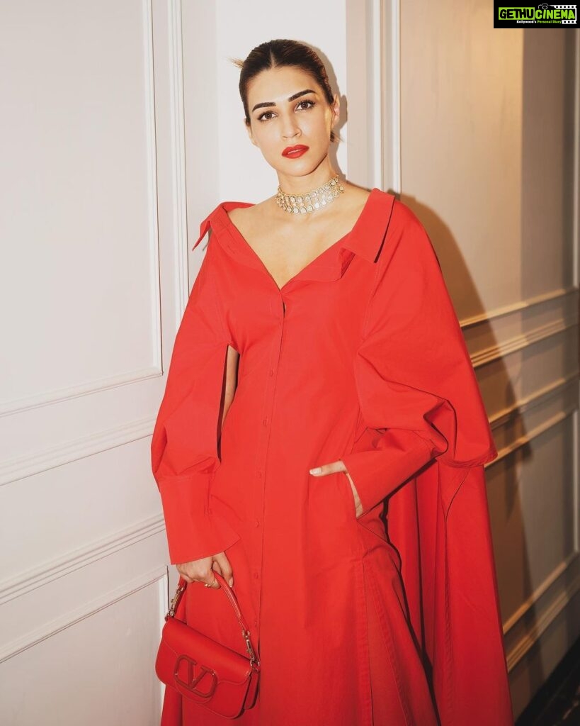 Kriti Sanon Instagram - The mood is RED in a monochromatic @maisonvalentino ❤️ HMU @aasifahmedofficial @adrianjacobsofficial Styled by @sukritigrover 📸 @pixel.exposures
