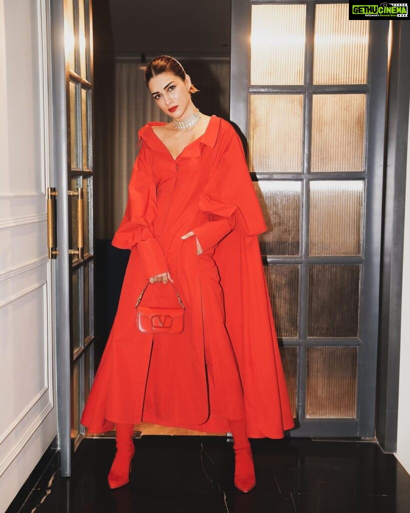 Kriti Sanon Instagram - The mood is RED in a monochromatic @maisonvalentino ❤️ HMU @aasifahmedofficial @adrianjacobsofficial Styled by @sukritigrover 📸 @pixel.exposures
