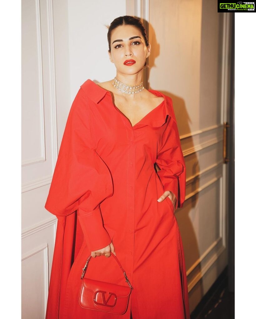 Kriti Sanon Instagram - The mood is RED in a monochromatic @maisonvalentino ❤️ HMU @aasifahmedofficial @adrianjacobsofficial Styled by @sukritigrover 📸 @pixel.exposures