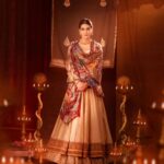 Kriti Sanon Instagram - Jai Siya Ram 🙏🏻🏹♥️ Ayodhya Tales Shawl- @shaza.lifestyle Outfit @sukritiandaakritiofficial HMU- @aasifahmedofficial @adrianjacobsofficial Styled by: @sukritigrover Styling team @vanigupta.23 Photographer : @tejasnerurkarr
