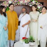 Kriti Sanon Instagram – I feel so fortunate and honoured to have met Gurudev Sri Sri Ravi Shankar in Mumbai . His smile, his energy and most importantly taking his blessings made us feel so loved. So thankful to have got time to share my thoughts with him and learn from him. Went back home with a calm mind and a happy heart. :) 😇💛 
@srisriravishankar 🙏🏻