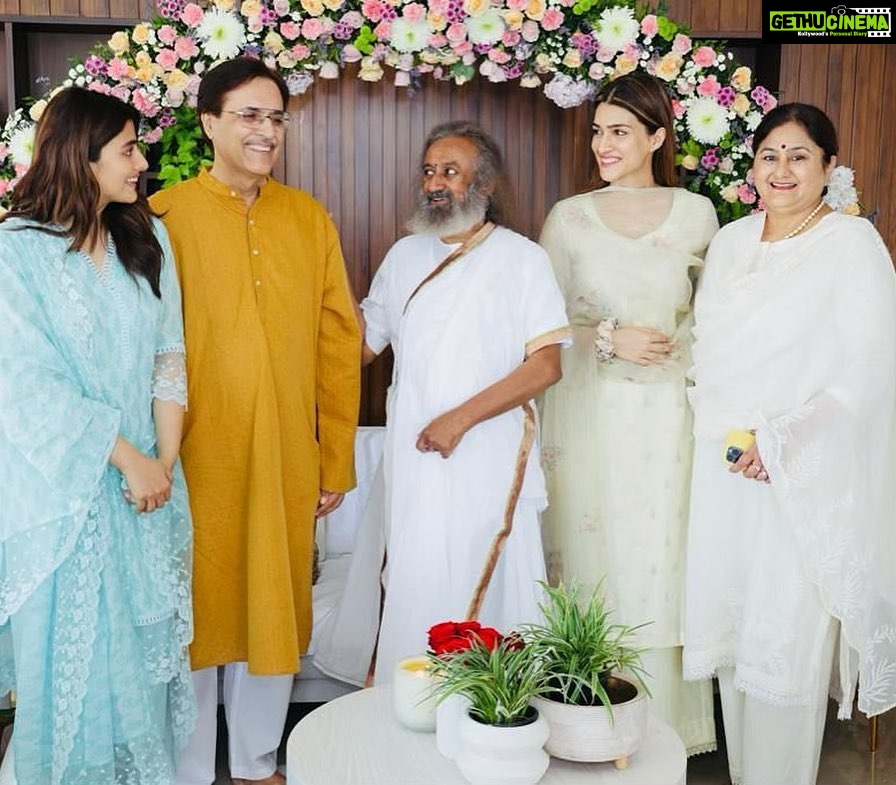 Kriti Sanon Instagram - I feel so fortunate and honoured to have met Gurudev Sri Sri Ravi Shankar in Mumbai . His smile, his energy and most importantly taking his blessings made us feel so loved. So thankful to have got time to share my thoughts with him and learn from him. Went back home with a calm mind and a happy heart. :) 😇💛 @srisriravishankar 🙏🏻